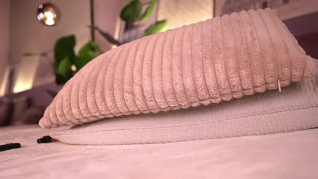 IzzyWild Adlı Modelin Canlı XXX Sohbeti