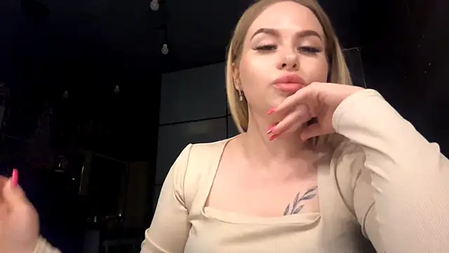 MiaLiluna Chat XXX live
