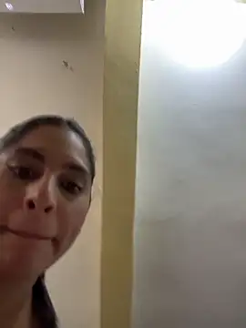 charlotte_stevenss_: διαδικτυακό σόου στην κάμερα