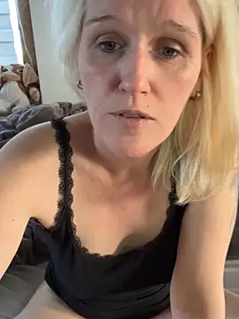 Show modela Tinny84 na web-kameri