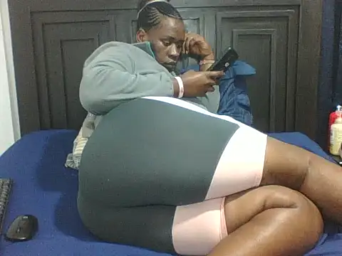 Show modela SexyTirries13 na web-kameri