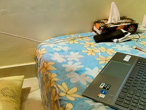 Pertunjukan Kamera Web Jenni11Live