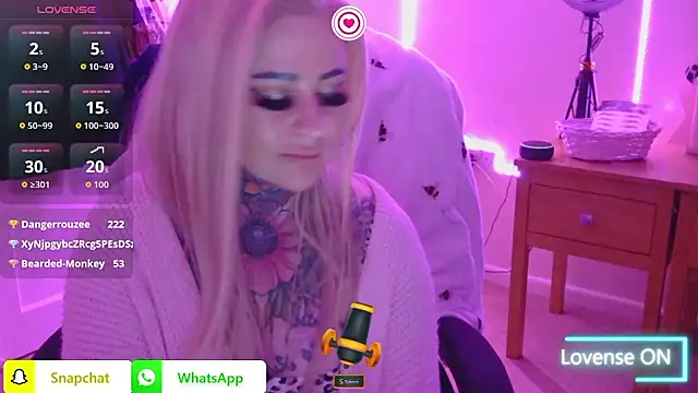 emobarbiedoll: διαδικτυακό σόου στην κάμερα