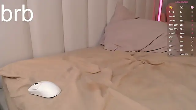 แชท XXX สดของ lustessence