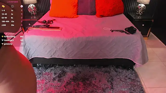 XXX chat uživo modela BDSM-DOLL