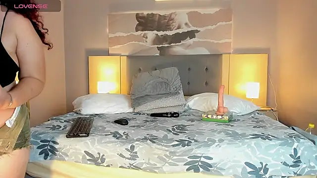 Zara_Holly_ Show in webcam