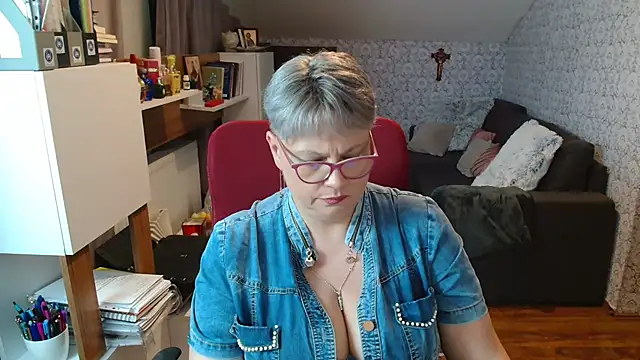 XXX chat uživo modela bigtits4you
