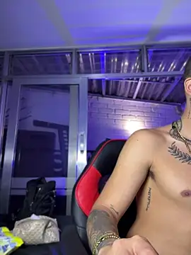 Pokazy przed kamerką – AlphaMasterXxx