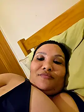 Curvy-Nthabi_X's Webcam Show