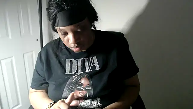 Sexymona1218 Adlı Modelin Canlı XXX Sohbeti