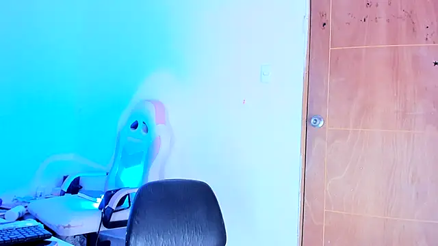 Emily_Coper18 Adlı Modelin Canlı XXX Sohbeti