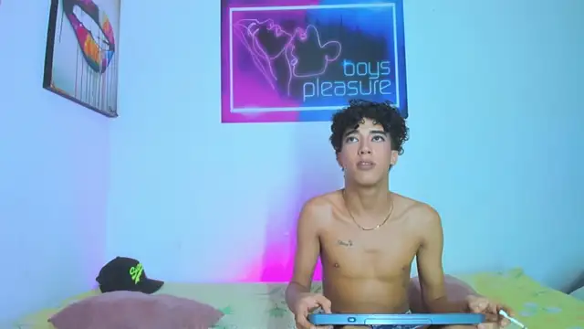 Pleasure_boys_hot 网络视讯表演