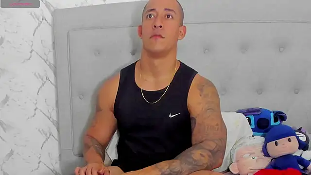 luigiferrara Adlı Modelin Canlı XXX Sohbeti