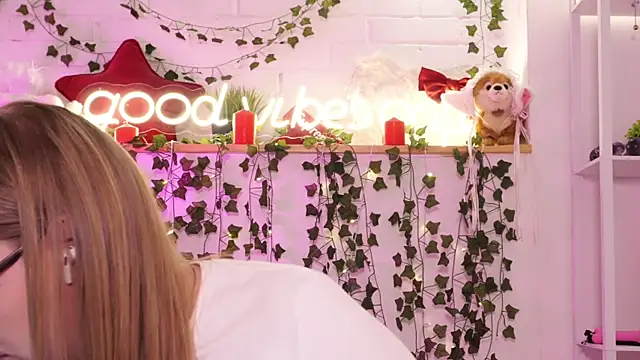 MonicaAsisのライブXXXチャット