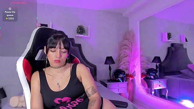 Chatroom XXX en direct de EmiliaRose_