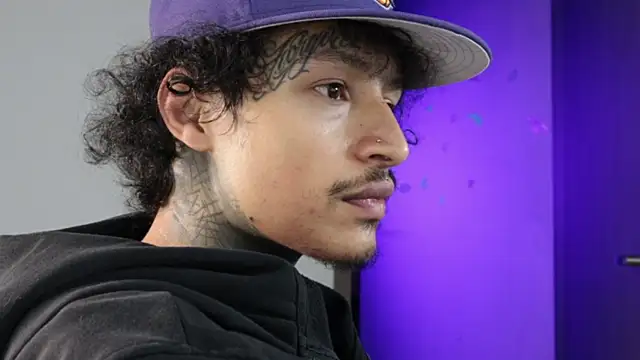 trieone: διαδικτυακό σόου στην κάμερα