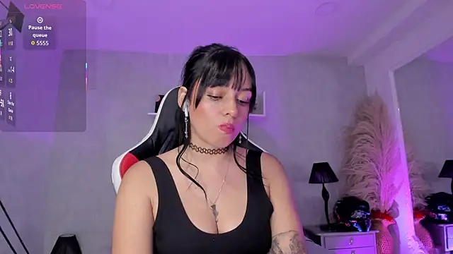 Chatroom XXX en direct de EmiliaRose_