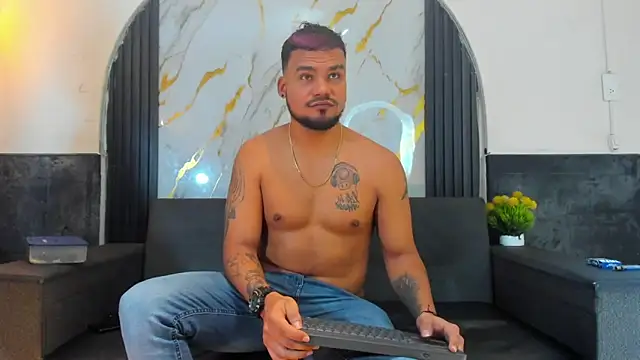 Latins_on_fire Pertunjukan Webcam