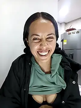 MiaForever1 élő XXX-chatje