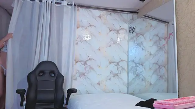 QueenSallyDesire Live XXX-Chat