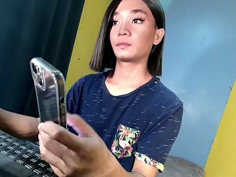 Petite_HugeCock: вебкам-шоу