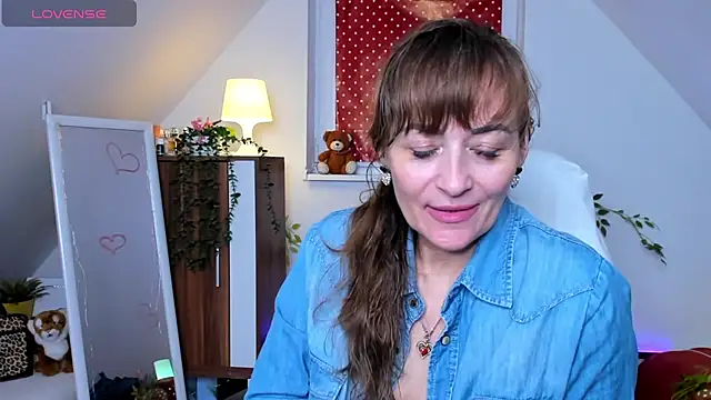 Show modela naughtymilane na web-kameri