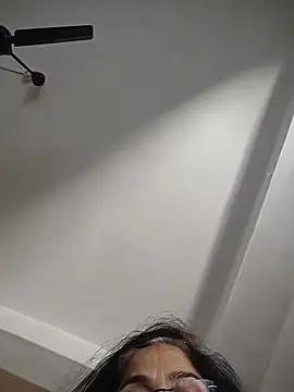 Chat +18 de NakedMILFx ao vivo