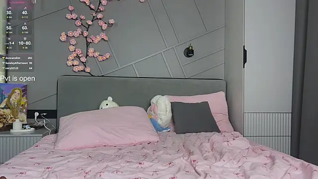 MiraJuicyJune live XXX chat