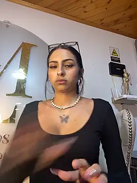 Hilary_pinkk Pertunjukan Webcam