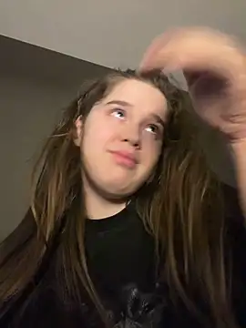 Pokazy przed kamerką – HornyGirlH