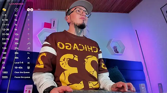 Онлайн чат XXX tyler_jones_