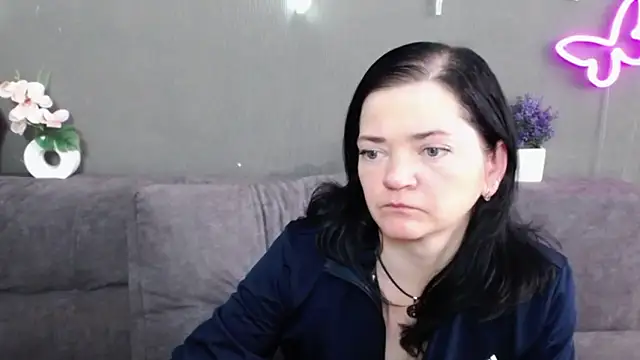 LauraFinn élő XXX-chatje