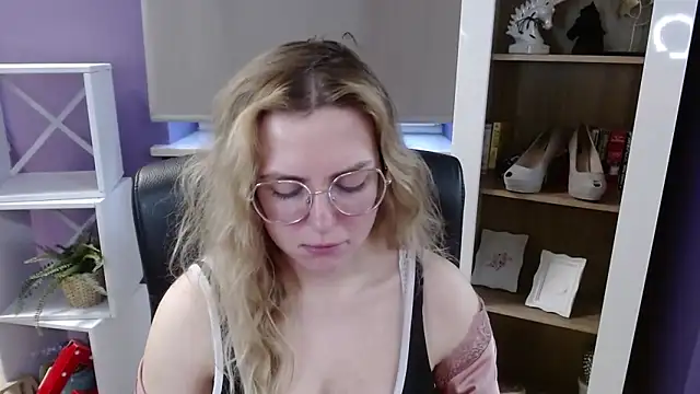 Zoey_Erotic Adlı Modelin Canlı XXX Sohbeti