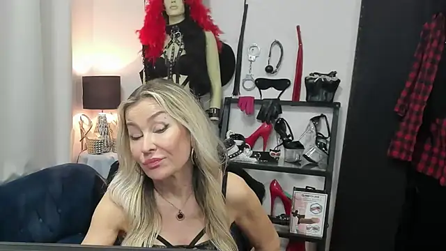 crystaLUX live XXX chat