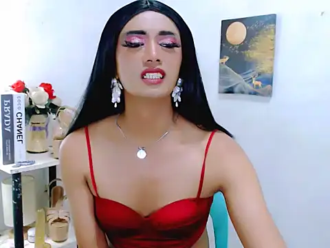 Queeny_Cassandra: διαδικτυακό σόου στην κάμερα