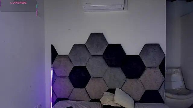 Latrellx7: διαδικτυακό σόου στην κάμερα