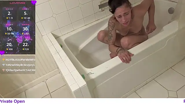 TrebleSquirter live XXX chat