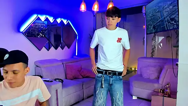 Houseofwarrios: διαδικτυακό σόου στην κάμερα