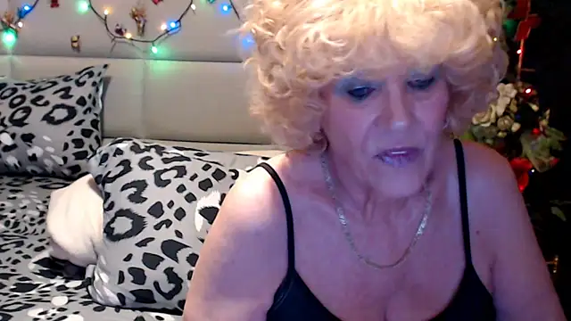 HappyWomanOn Show Webcam