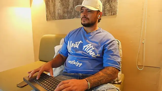 TROY_KIRK Show in webcam