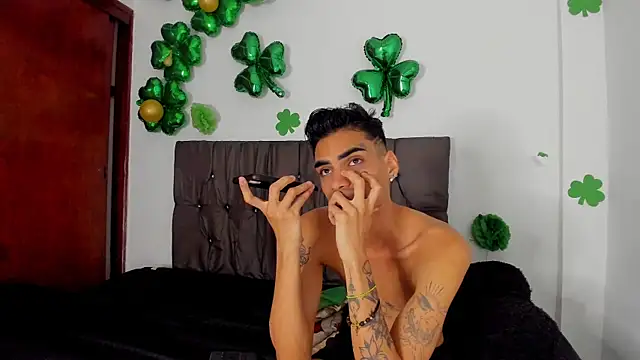 Gay_Red_Room: διαδικτυακό σόου στην κάμερα