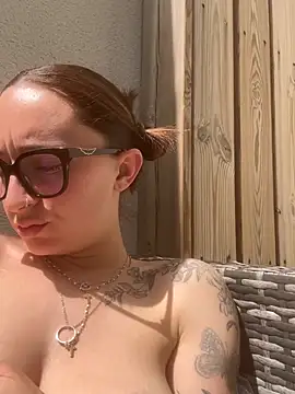 Lolasecret_: διαδικτυακό σόου στην κάμερα