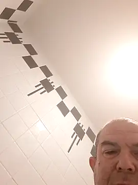 hesjustafriend: διαδικτυακό σόου στην κάμερα