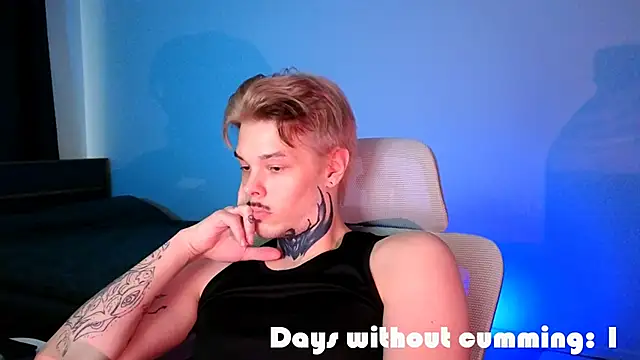 DENIS_HERE: διαδικτυακό σόου στην κάμερα