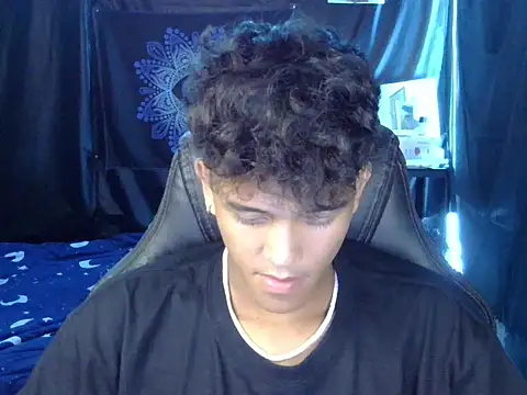 hugekenbigcock Adlı Modelin Canlı XXX Sohbeti