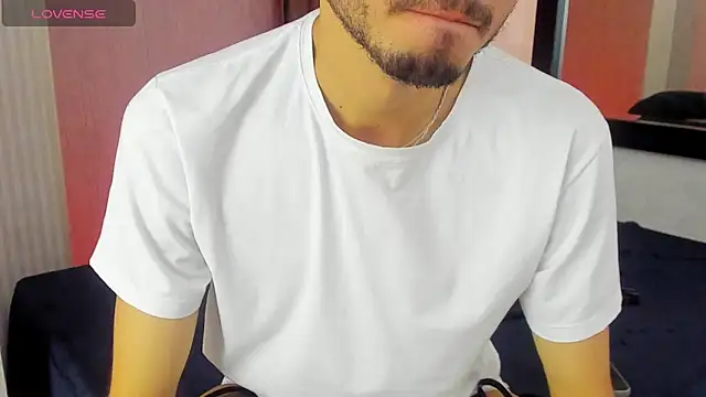 harry_salvatore: διαδικτυακό σόου στην κάμερα