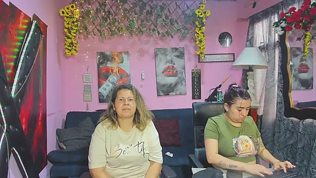 lesbiancuple Show in webcam