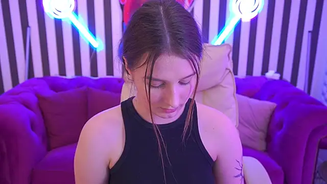 VikVikLove webcam show