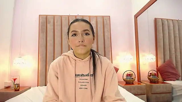 Zoe_Monrow's Live XXX Chat