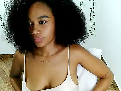 Show modela Akemy_Saunders na web-kameri